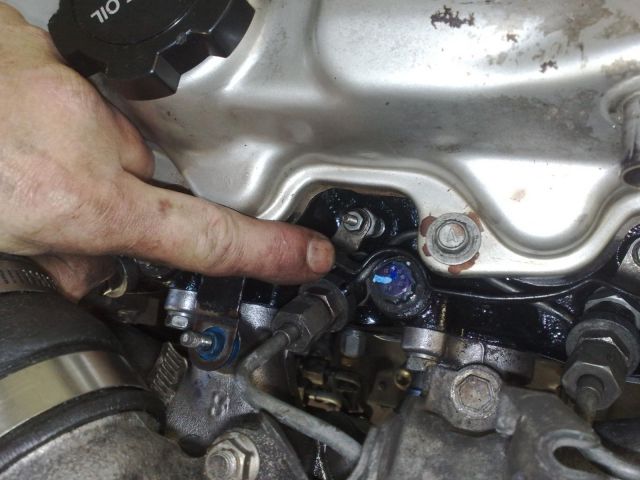 17 - Glow Plug Rail Installation 01 - Positioned